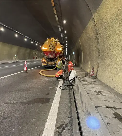 肇东隧道排水渠清淤